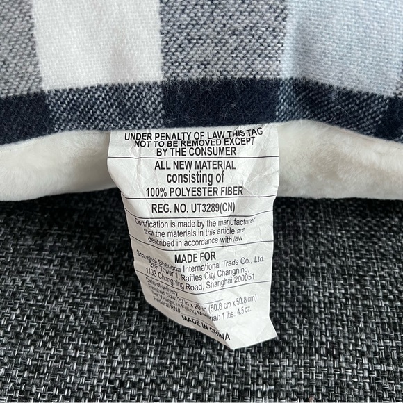 NWOT Member's Mark Plaid Faux Fur Decorative Pillow 20" x 20" - Picture 3 of 10